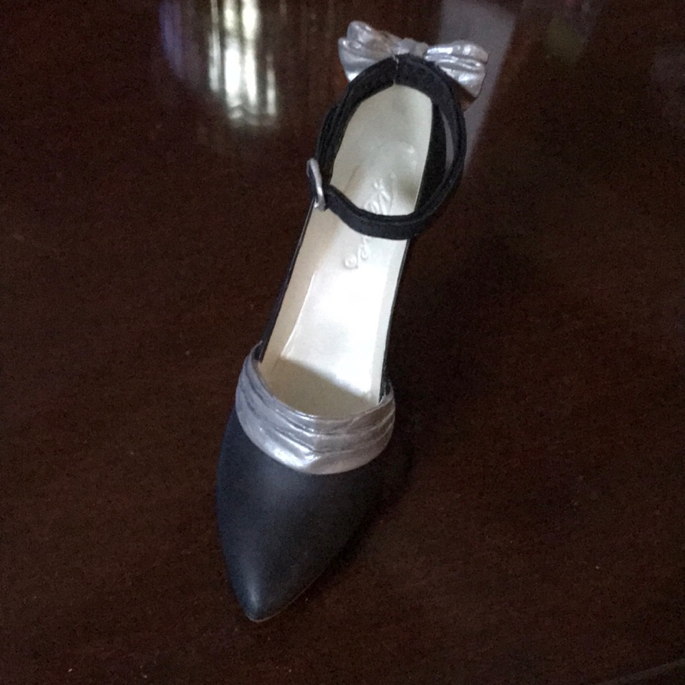 Tiny ”Just the right shoe” collectors piece.